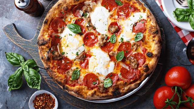 Enfants partageant une pizza